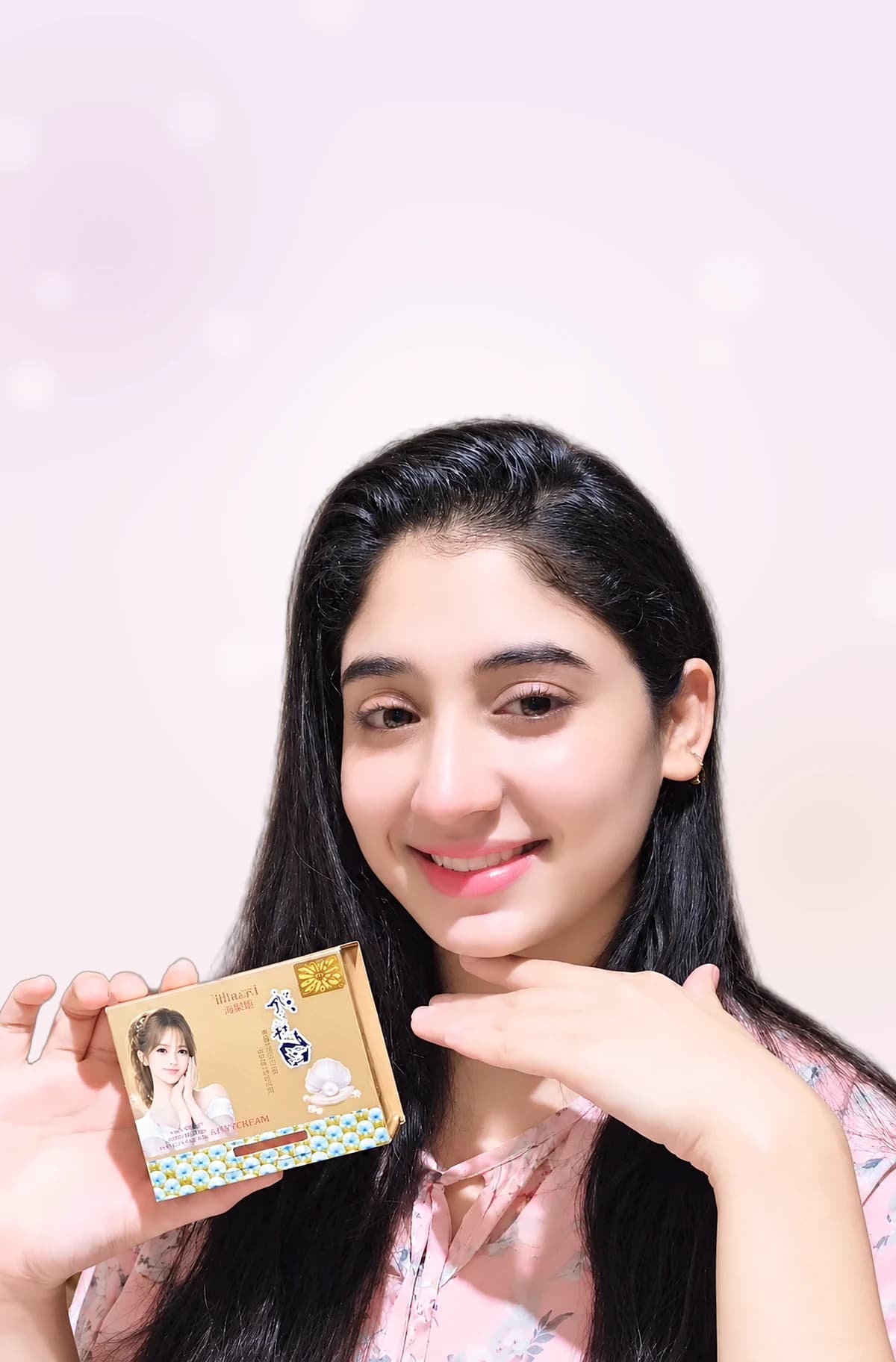 Prosadhoni মডেল হাতে Beaulii Pure Pearl Radiance Brightening Cream